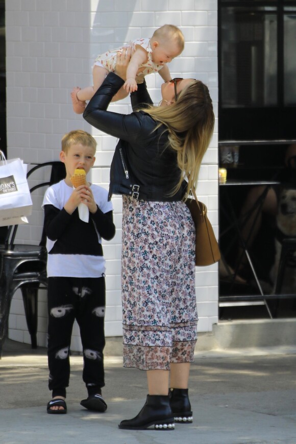 Hilary Duff est allée acheter un poisson rouge avec ses enfants Banks et Luca après avoir déjeuné dans le quartier de Studio City à Los Angeles, le 4 mai 2019