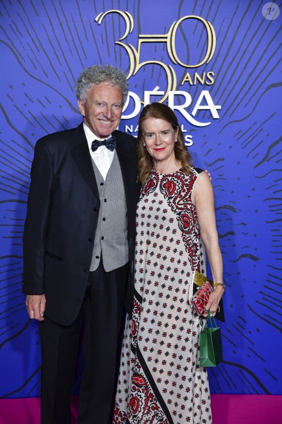 Nelson Monfort et sa femme Dominique lors du photocall du gala du 350ème anniversaire de l'Opéra Garnier à Paris, France, le 8 mai 2019. © Pierre Perusseau/Bestimage