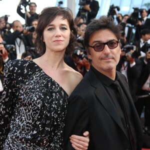 Charlotte Gainsbourg et Yvan Attal à la montée des marches du film "The Meyerowitz Stories" lors du 70ème Festival International du Film de Cannes, le 21 mai 2017. © Denis Guignebourg/Bestimage