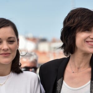 Marion Cotillard et Charlotte Gainsbourg au photocall du film "Les Fantômes d'Ismaël" lors du 70ème Festival International du Film de Cannes, le 17 mai 2017. © Giancarlo Gorassini/Bestimage