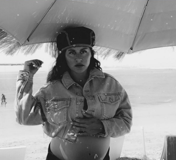 Anaïs Camizuli enceinte, elle met son baby bump en avant - Instagram,  29 mars 2019