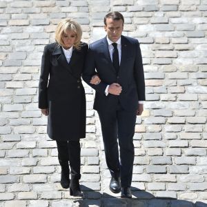 Le président de la République française Emmanuel Macron et la première dame Brigitte Macron - Hommage national en l'honneur de Cédric de Pierrepont et Alain Bertoncello la cour d'honneur des Invalides © Eliot Blondet/Pool/Bestimage