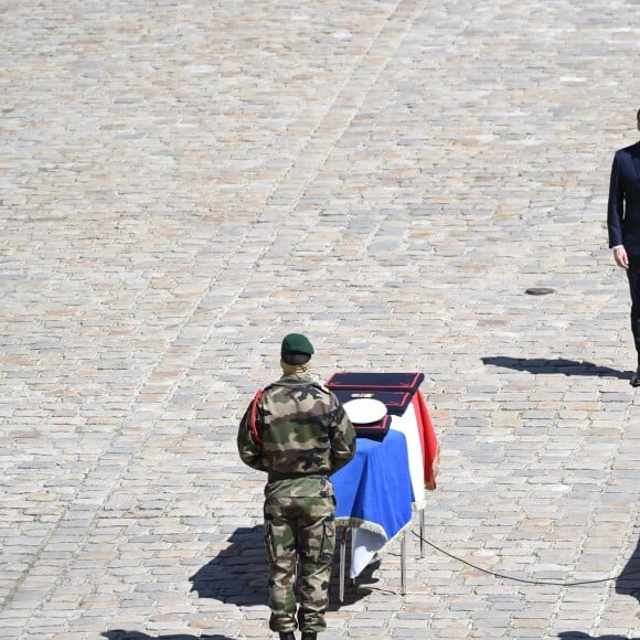 Le président de la République française Emmanuel Macron - Hommage national en l'honneur de Cédric de Pierrepont et Alain Bertoncello la cour d'honneur des Invalides © Eliot Blondet/Pool/Bestimage