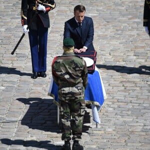 Le président de la République française Emmanuel Macron - Hommage national en l'honneur de Cédric de Pierrepont et Alain Bertoncello la cour d'honneur des Invalides © Eliot Blondet/Pool/Bestimage