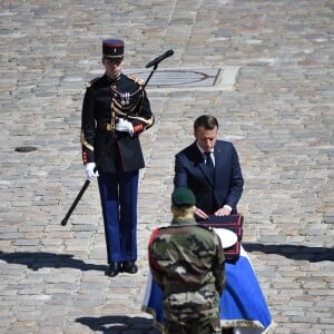 Le président de la République française Emmanuel Macron - Hommage national en l'honneur de Cédric de Pierrepont et Alain Bertoncello la cour d'honneur des Invalides © Eliot Blondet/Pool/Bestimage