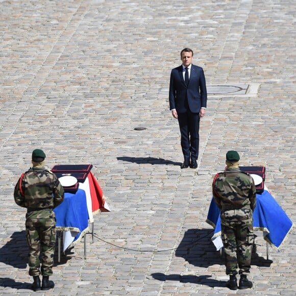 Le président de la République française Emmanuel Macron - Hommage national en l'honneur de Cédric de Pierrepont et Alain Bertoncello la cour d'honneur des Invalides © Eliot Blondet/Pool/Bestimage