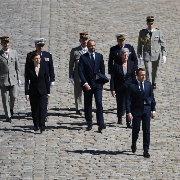 Bernard Rogel, chef de l'état-major particulier du président de la République, François Lecointre, chef d'État-Major des armées, Florence Parly, ministre des Armées, Edouard Philippe, Premier ministre, Geneviève Darrieussecq, secrétaire d'Etat, chargée du secrétariat d'État auprès de la ministre des Armées et le président de la République française Emmanuel Macron - Hommage national en l'honneur de Cédric de Pierrepont et Alain Bertoncello la cour d'honneur des Invalides © Eliot Blondet/Pool/Bestimage