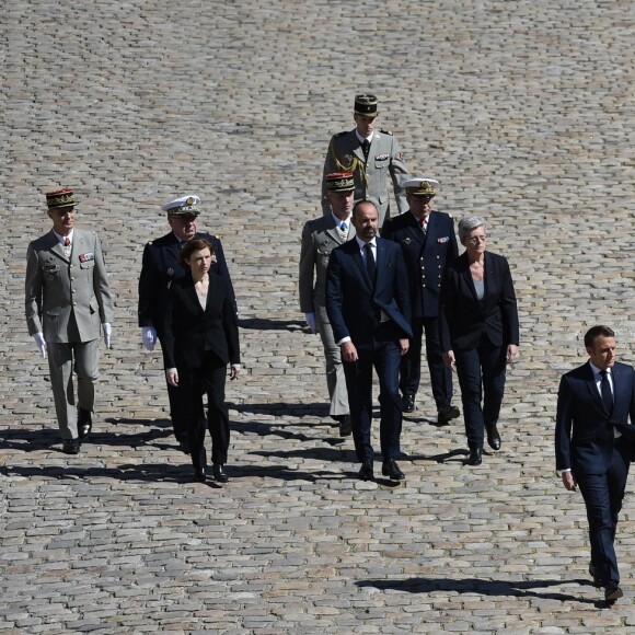 Bernard Rogel, chef de l'état-major particulier du président de la République, François Lecointre, chef d'État-Major des armées, Florence Parly, ministre des Armées, Edouard Philippe, Premier ministre, Geneviève Darrieussecq, secrétaire d'Etat, chargée du secrétariat d'État auprès de la ministre des Armées et le président de la République française Emmanuel Macron - Hommage national en l'honneur de Cédric de Pierrepont et Alain Bertoncello la cour d'honneur des Invalides © Eliot Blondet/Pool/Bestimage