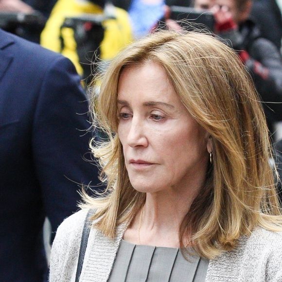L'actrice américaine Felicity Huffman a plaidé coupable lundi d'avoir versé des pots-de-vin pour faciliter l'entrée de sa fille dans une université prestigieuse à Boston. Devenue vedette mondiale après son passage dans la série Desperate Housewives (2004-2012), Felicity Huffman pourrait échapper à de la prison ferme, alors que le procureur a seulement recommandé 4 mois, loin du maximum de 20 ans prévu par le Code pénal. Le 13 mai 2019