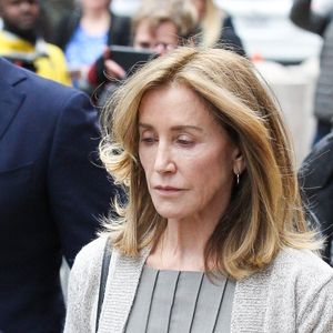 L'actrice américaine Felicity Huffman a plaidé coupable lundi d'avoir versé des pots-de-vin pour faciliter l'entrée de sa fille dans une université prestigieuse à Boston. Devenue vedette mondiale après son passage dans la série Desperate Housewives (2004-2012), Felicity Huffman pourrait échapper à de la prison ferme, alors que le procureur a seulement recommandé 4 mois, loin du maximum de 20 ans prévu par le Code pénal. Le 13 mai 2019
