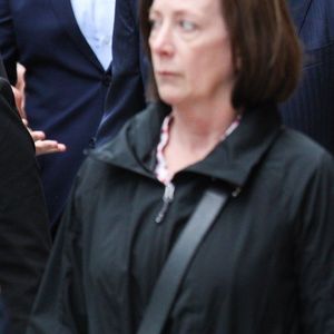 L'actrice américaine Felicity Huffman a plaidé coupable lundi d'avoir versé des pots-de-vin pour faciliter l'entrée de sa fille dans une université prestigieuse à Boston. Devenue vedette mondiale après son passage dans la série Desperate Housewives (2004-2012), Felicity Huffman pourrait échapper à de la prison ferme, alors que le procureur a seulement recommandé 4 mois, loin du maximum de 20 ans prévu par le Code pénal. Le 13 mai 2019