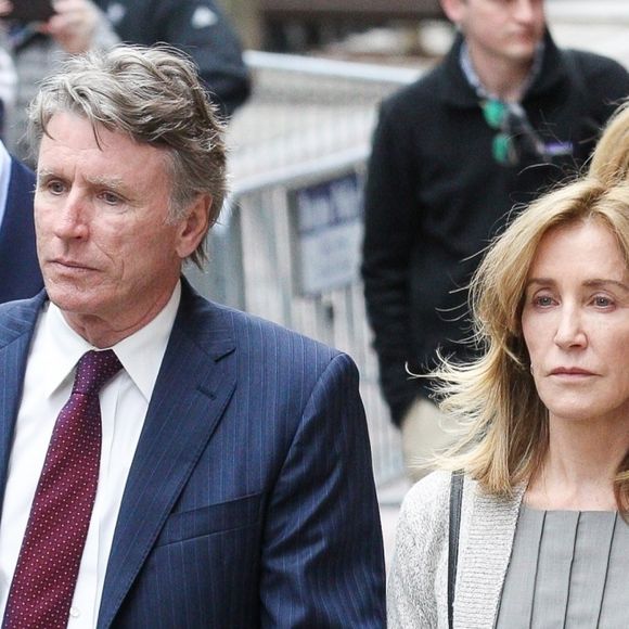 L'actrice américaine Felicity Huffman a plaidé coupable lundi d'avoir versé des pots-de-vin pour faciliter l'entrée de sa fille dans une université prestigieuse à Boston. Devenue vedette mondiale après son passage dans la série Desperate Housewives (2004-2012), Felicity Huffman pourrait échapper à de la prison ferme, alors que le procureur a seulement recommandé 4 mois, loin du maximum de 20 ans prévu par le Code pénal. Le 13 mai 2019