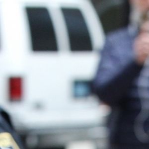 L'actrice américaine Felicity Huffman a plaidé coupable lundi d'avoir versé des pots-de-vin pour faciliter l'entrée de sa fille dans une université prestigieuse à Boston. Devenue vedette mondiale après son passage dans la série Desperate Housewives (2004-2012), Felicity Huffman pourrait échapper à de la prison ferme, alors que le procureur a seulement recommandé 4 mois, loin du maximum de 20 ans prévu par le Code pénal. Le 13 mai 2019