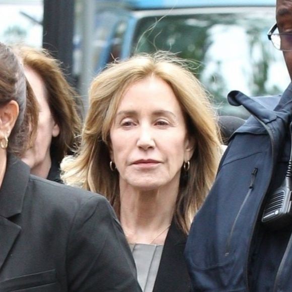 L'actrice américaine Felicity Huffman a plaidé coupable lundi d'avoir versé des pots-de-vin pour faciliter l'entrée de sa fille dans une université prestigieuse à Boston. Devenue vedette mondiale après son passage dans la série Desperate Housewives (2004-2012), Felicity Huffman pourrait échapper à de la prison ferme, alors que le procureur a seulement recommandé 4 mois, loin du maximum de 20 ans prévu par le Code pénal. Le 13 mai 2019