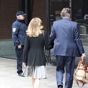 L'actrice américaine Felicity Huffman a plaidé coupable lundi d'avoir versé des pots-de-vin pour faciliter l'entrée de sa fille dans une université prestigieuse à Boston. Devenue vedette mondiale après son passage dans la série Desperate Housewives (2004-2012), Felicity Huffman pourrait échapper à de la prison ferme, alors que le procureur a seulement recommandé 4 mois, loin du maximum de 20 ans prévu par le Code pénal. Le 13 mai 2019