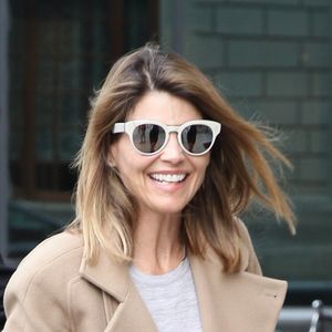 Exclusif  - Lori Loughlin et son mari M. Giannulli viennent d'arriver à Boston avant leur comparution devant le tribunal pour leur implication dans le scandale des admissions dans les universités. La comédienne est de bonne humeur malgré tout et elle a chaleureusement accueilli les fans qui attendaient devant son hôtel. Lori et M. doivent comparaître devant le tribunal le mercredi 3 avril. Le 2 avril 2019.