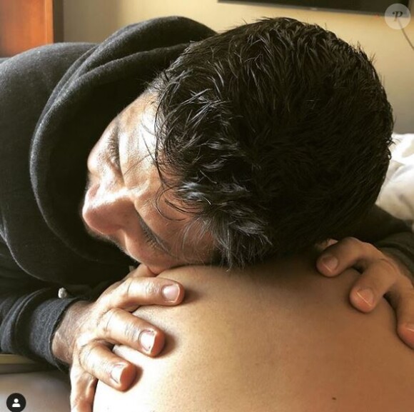 Fernando Verdasco sur le ventre de sa femme Ana Boyer, cinq jours avant la naissance de leur fils Miguel. Instagram, le 24 mars 2019.