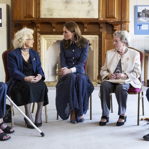 Catherine (Kate) Middleton, duchesse de Cambridge, avec les vétérans lors d'une visite à Bletchley Park pour assister à une exposition spéciale du jour J dans le bâtiment récemment restauré du Teleprinter. Milton Keynes, le 14 mai 2019.