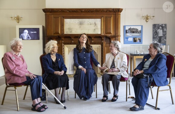 Catherine (Kate) Middleton, duchesse de Cambridge, avec les vétérans lors d'une visite à Bletchley Park pour assister à une exposition spéciale du jour J dans le bâtiment récemment restauré du Teleprinter. Milton Keynes, le 14 mai 2019.