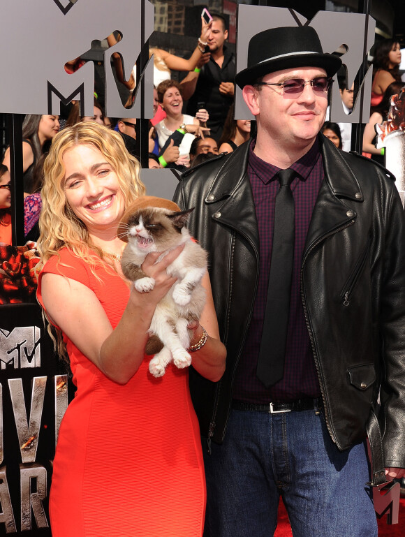 Grumpy Cat et ses maîtres Tabatha Bundesen et Bryan Bundesen lors de la soirée des MTV Movie Awards 2014 à Los Angeles, le 13 Avril 2014.