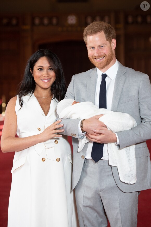 Le prince Harry et Meghan Markle, duc et duchesse de Sussex, présentent leur fils Archie Harrison Mountbatten-Windsor dans le hall St George au château de Windsor le 8 mai 2019.