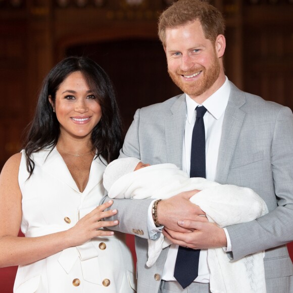 Le prince Harry et Meghan Markle, duc et duchesse de Sussex, présentent leur fils Archie Harrison Mountbatten-Windsor dans le hall St George au château de Windsor le 8 mai 2019.