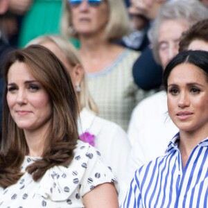 Catherine (Kate) Middleton, duchesse de Cambridge et Meghan Markle, duchesse de Sussex assistent au match de tennis Nadal contre Djokovic lors du tournoi de Wimbledon "The Championships", le 14 juillet 2018.