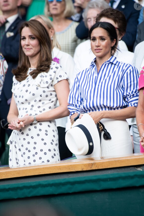Catherine (Kate) Middleton, duchesse de Cambridge et Meghan Markle, duchesse de Sussex assistent au match de tennis Nadal contre Djokovic lors du tournoi de Wimbledon "The Championships", le 14 juillet 2018.