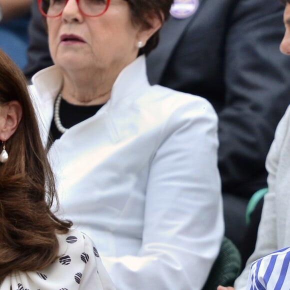 Catherine (Kate) Middleton, duchesse de Cambridge et Meghan Markle, duchesse de Sussex assistent au match de tennis Nadal contre Djokovic lors du tournoi de Wimbledon "The Championships", le 14 juillet 2018.