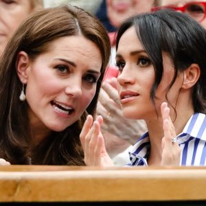 Catherine (Kate) Middleton, duchesse de Cambridge et Meghan Markle, duchesse de Sussex assistent au match de tennis Nadal contre Djokovic lors du tournoi de Wimbledon "The Championships" le 14 juillet 2018.