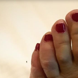 Romane Bohringer et son pied sur Instagram, le 16 mai 2019.