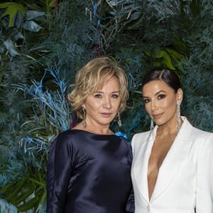 Eva Longoria avec Alberta Ferretti lors du défilé de présentation de la collection Croisière 2020 d'Alberta Ferretti le 18 mai 2019 au Yacht Club de Monaco.