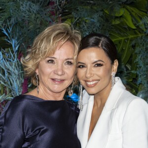 Eva Longoria avec Alberta Ferretti lors du défilé de présentation de la collection Croisière 2020 d'Alberta Ferretti le 18 mai 2019 au Yacht Club de Monaco.