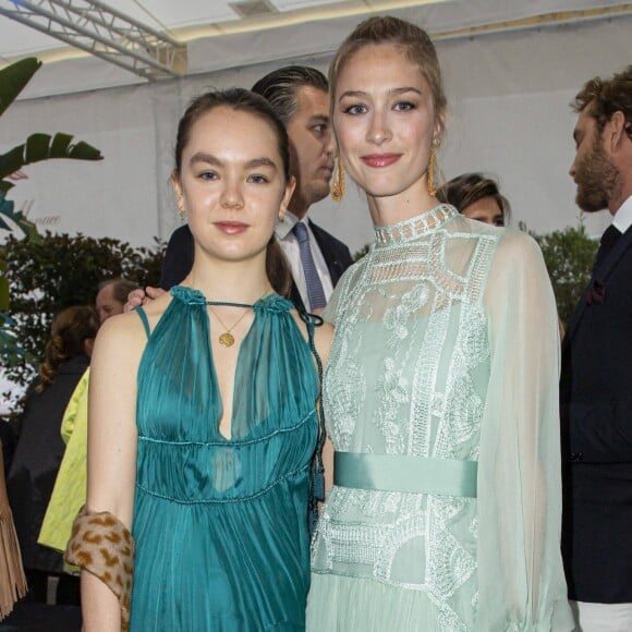 La princesse Alexandra de Hanovre et Beatrice Borromeo, épouse de son frère Pierre Casiraghi, lors du défilé de présentation de la collection Croisière 2020 d'Alberta Ferretti le 18 mai 2019 au Yacht Club de Monaco.