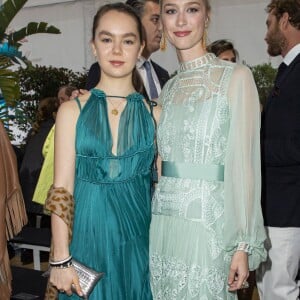 La princesse Alexandra de Hanovre et Beatrice Borromeo, épouse de son frère Pierre Casiraghi, lors du défilé de présentation de la collection Croisière 2020 d'Alberta Ferretti le 18 mai 2019 au Yacht Club de Monaco.