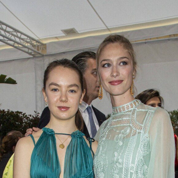 La princesse Alexandra de Hanovre et Beatrice Borromeo, épouse de son frère Pierre Casiraghi, lors du défilé de présentation de la collection Croisière 2020 d'Alberta Ferretti le 18 mai 2019 au Yacht Club de Monaco.