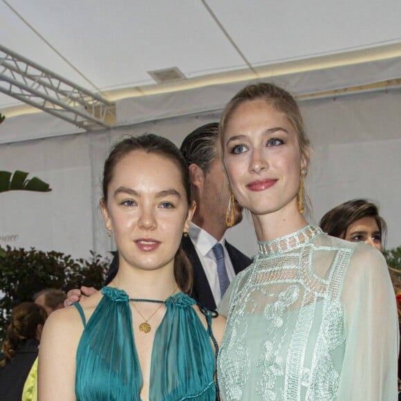 La princesse Alexandra de Hanovre et Beatrice Borromeo, épouse de son frère Pierre Casiraghi, lors du défilé de présentation de la collection Croisière 2020 d'Alberta Ferretti le 18 mai 2019 au Yacht Club de Monaco.