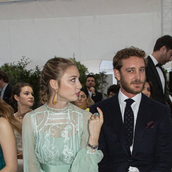 Beatrice Borromeo et Pierre Casiraghi avec Eva Longoria lors du défilé de présentation de la collection Croisière 2020 d'Alberta Ferretti le 18 mai 2019 au Yacht Club de Monaco.