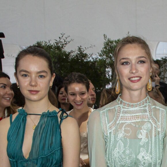 La princesse Alexandra de Hanovre et Beatrice Borromeo lors du défilé de présentation de la collection Croisière 2020 d'Alberta Ferretti le 18 mai 2019 au Yacht Club de Monaco.