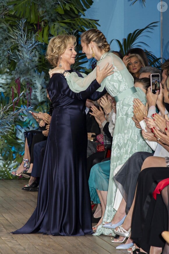 Beatrice Borromeo embrasse et félicite Alberta Ferretti lors du défilé de présentation de la collection Croisière 2020 d'Alberta Ferretti le 18 mai 2019 au Yacht Club de Monaco.