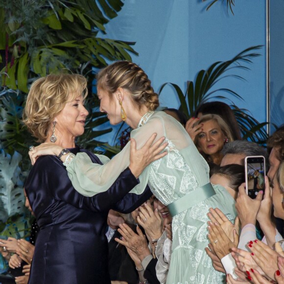 Beatrice Borromeo embrasse et félicite Alberta Ferretti lors du défilé de présentation de la collection Croisière 2020 d'Alberta Ferretti le 18 mai 2019 au Yacht Club de Monaco.