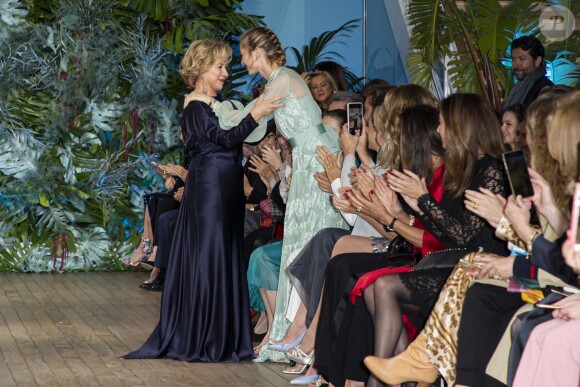 Beatrice Borromeo embrasse et félicite Alberta Ferretti lors du défilé de présentation de la collection Croisière 2020 d'Alberta Ferretti le 18 mai 2019 au Yacht Club de Monaco.