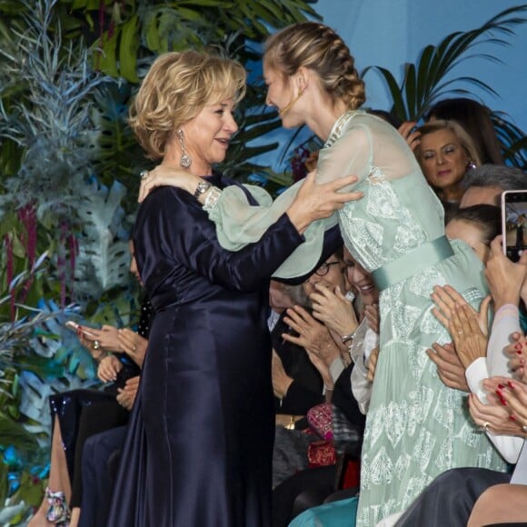 Beatrice Borromeo embrasse et félicite Alberta Ferretti lors du défilé de présentation de la collection Croisière 2020 d'Alberta Ferretti le 18 mai 2019 au Yacht Club de Monaco.