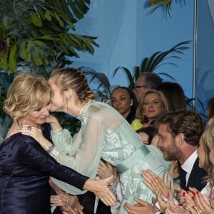 Beatrice Borromeo embrasse et félicite Alberta Ferretti lors du défilé de présentation de la collection Croisière 2020 d'Alberta Ferretti le 18 mai 2019 au Yacht Club de Monaco.