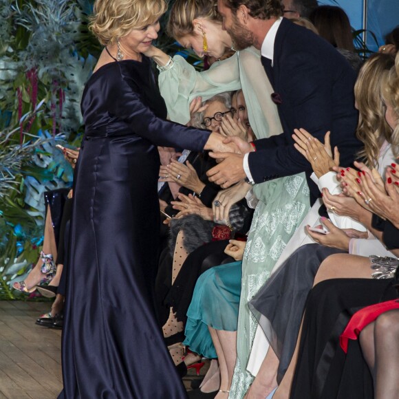 Pierre Casiraghi félicite Alberta Ferretti lors du défilé de présentation de la collection Croisière 2020 d'Alberta Ferretti le 18 mai 2019 au Yacht Club de Monaco.