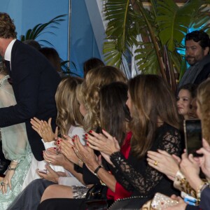 Pierre Casiraghi félicite Alberta Ferretti lors du défilé de présentation de la collection Croisière 2020 d'Alberta Ferretti le 18 mai 2019 au Yacht Club de Monaco.