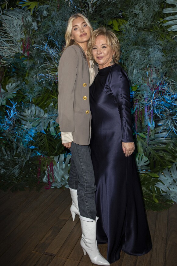 Elsa Hosk et Alberta Ferretti lors du défilé de présentation de la collection Croisière 2020 de la créatrice de mode italienne le 18 mai 2019 au Yacht Club de Monaco.