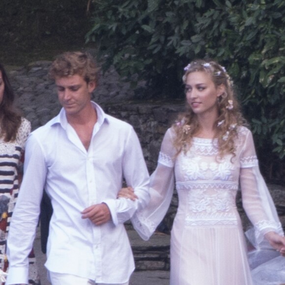 Beatrice Borromeo vêtue d'une création Alberta Ferretti avec Pierre Casiraghi le 31 juillet 2015 à la veille de leur mariage dans les Îles Borromées.