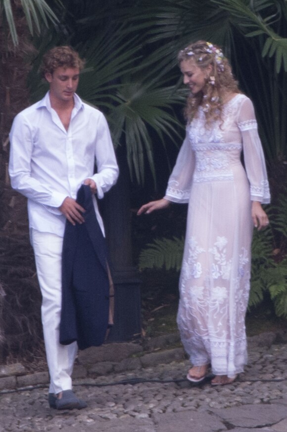 Beatrice Borromeo vêtue d'une création Alberta Ferretti avec Pierre Casiraghi le 31 juillet 2015 à la veille de leur mariage dans les Îles Borromées.