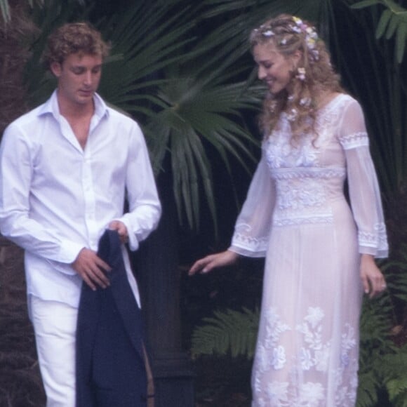 Beatrice Borromeo vêtue d'une création Alberta Ferretti avec Pierre Casiraghi le 31 juillet 2015 à la veille de leur mariage dans les Îles Borromées.